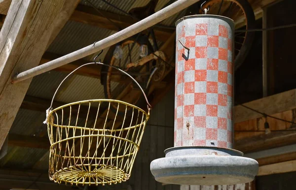 Vintage Wire Egg Basket Metal Chicken Feeder Hang Ceiling Pipe — 图库照片