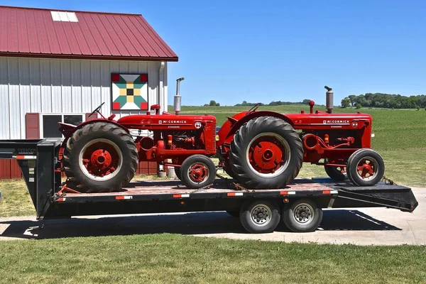 Waseca Minnesota June 2021 Old Restored Red Farmall Tractors Trailer — Stock Photo, Image