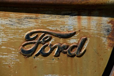 WASECA, MINNESOTA, 13 Ağustos 2020: Paslı Ford pikap logosu Henry Ford tarafından 16 Haziran 1903 'te kurulan Dearborn, Michigan' daki Ford Motor Company 'nin bir ürünüdür..