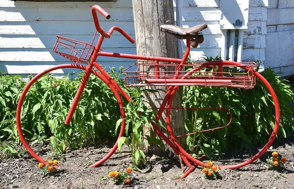 金属店で作られた偽の自転車は庭の装飾品として機能します — ストック写真