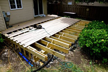 Kirişleri ve direkleri olan bir güverte yapım aşamasında.