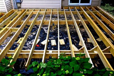 Yapım aşamasındaki yeni güvertenin kirişleri, iskeleti ve direkleri yerleştirildi.. 