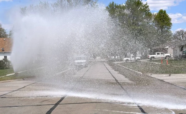 Hydrant Przeciwpożarowy Trakcie Spłukiwania Badania Pozostawia Strumień Wody — Zdjęcie stockowe