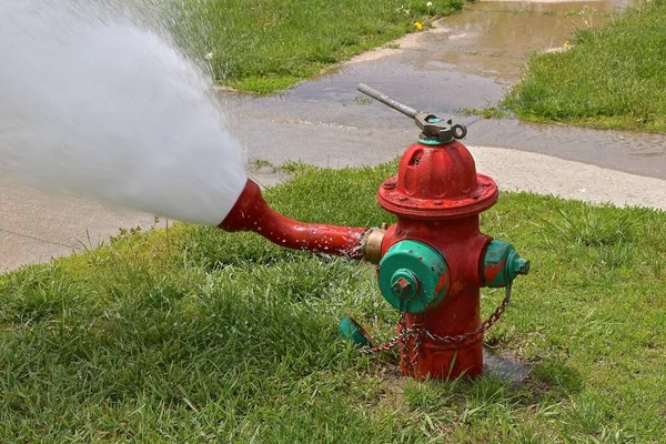 Ein Feuerhydrant Der Gerade Gespült Und Getestet Wird Hinterlässt Einen — Stockfoto