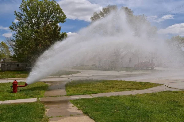 Hydrant Przeciwpożarowy Trakcie Spłukiwania Badania Pozostawia Strumień Wody — Zdjęcie stockowe