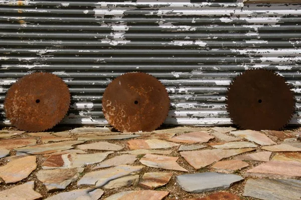 丸太を切断するための3つの古い錆びた巨大な鋸刃は装飾として機能します — ストック写真