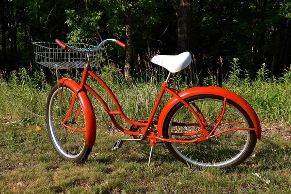 新しい白いシートを含む古い赤い自転車が再調整されました — ストック写真