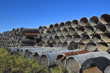 Şeker pancarı metal kümes hayvanları, kış ayları boyunca işlenmeyi bekleyen açık hava yığınları arasında hava hareketine (havalandırma) olanak sağlar..