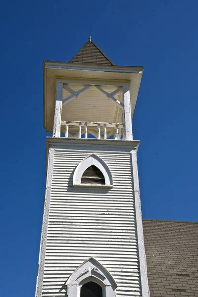 Torre Una Antigua Iglesia Blanca Contiene Campanario Vacío — Foto de Stock