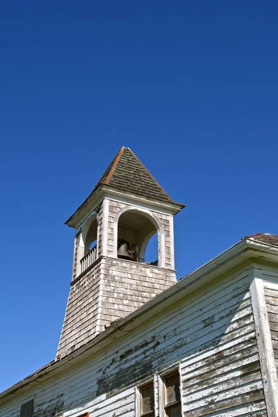 旧1室の農村の学校の鐘と鐘の遺跡 — ストック写真