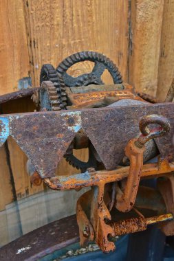 NECHE, NORTH DAKOTA, 10 Ağustos 2021: Eski paslı saman orak bileyicisi, 1974 yılında William Deering tarafından kurulan bir MCCORMICK DeERING Co ürünüdür..