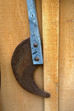 Çok eski bir paslı kesme aracı şeker pancarı hasat etmek için kullanıldı.