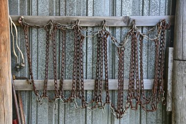 Kış için lastiklere takılacak bir dizi zincir buz ve kar üzerinde sürülecek.