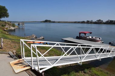 Bir alüminyum rampa kıyıdan rıhtıma gidiyor.. 