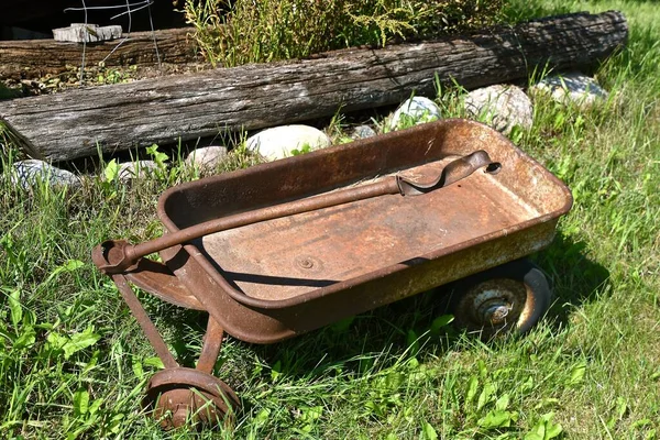 Vecchio Carro Giocattolo Bambini Manca Pneumatico Soffre Una Forte Dose — Foto Stock