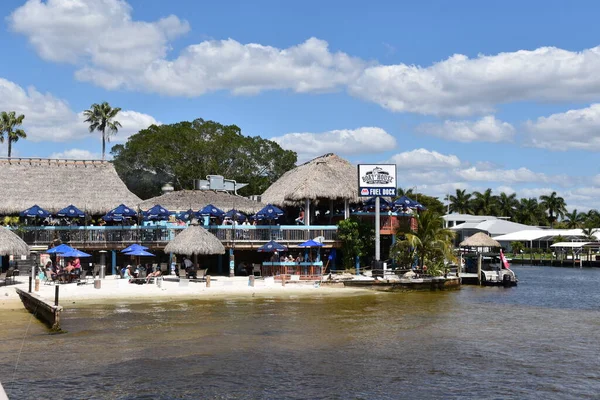 2022年3月3日 Florida的Fort Myers 位于迈尔斯堡的船屋餐厅是一个受欢迎的公众海滩 图库照片