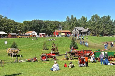 ROLLAG, MINNESOTA, 4 Eylül. 2021: İşçi Bayramı 'nda Rollag, MN' de düzenlenen Batı Merkez Buhar Fırtınaları Buluşması 'nda harman sahnesi ve gözlemciler her yıl binlerce kişi katıldı.