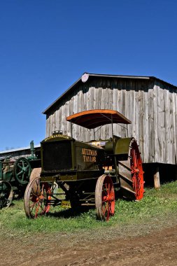 ROLLAG, MINNESOTA, 4 Eylül. 2021: Eski restore edilmiş Aultman Taylor buhar motoru, her Eylül İşçi Bayramı 'nda MN' nin Rollag kentindeki West Central Steam Threshers Reunion 'da gösteriliyor..