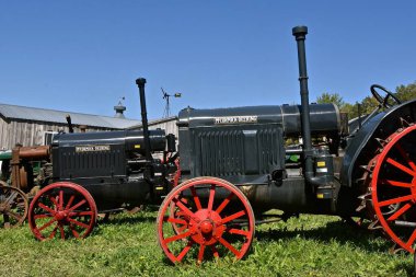 ROLLAG, MINNESOTA, 4 Eylül. 2021: Eski restore edilmiş McCormick Deering traktörleri, her Eylül İşçi Bayramı 'nda MN' nin Rollag kentindeki West Central Steam Threshers Reunion 'da gösteriliyor..