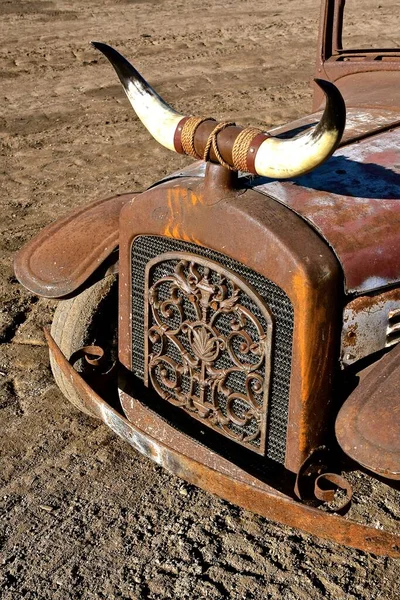 Ein Paar Hörner Eines Rindviehs Ziert Die Motorhaube Eines Alten — Stockfoto