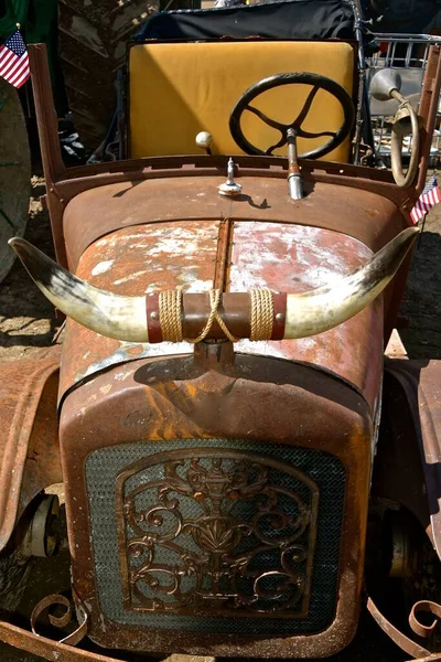 Ein Paar Hörner Eines Rindviehs Ziert Die Motorhaube Eines Alten — Stockfoto