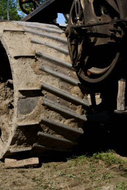 Büyük bir buhar makinesi çarkı kurumuş çamurla kaplıdır..