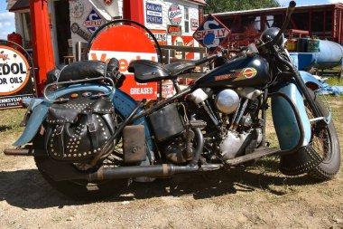 ROLLAG, MINNESOTA, 4 Eylül. 2021: Eski model Harley Davidson motosikleti her yıl binlerce kişinin katıldığı Rollag, MN 'deki West Central Steam Threshers Reunion' da sergileniyor