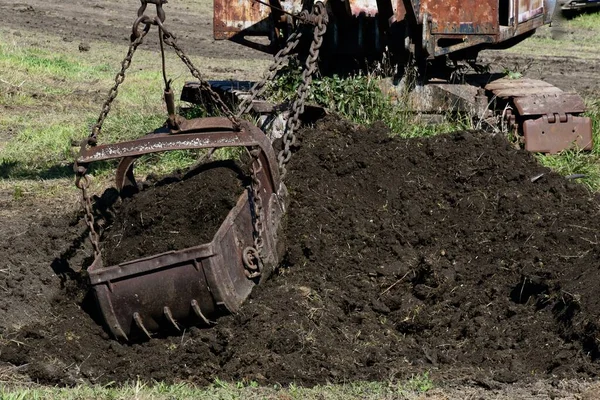 Seau Une Pelleteuse Vapeur Traîne Dans Tas Saleté — Photo