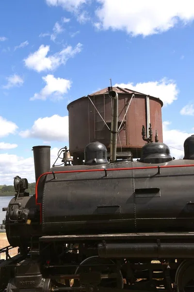 Dietro Una Locomotiva Vapore Trova Una Vecchia Cisterna Legno Approvvigionamento — Foto Stock