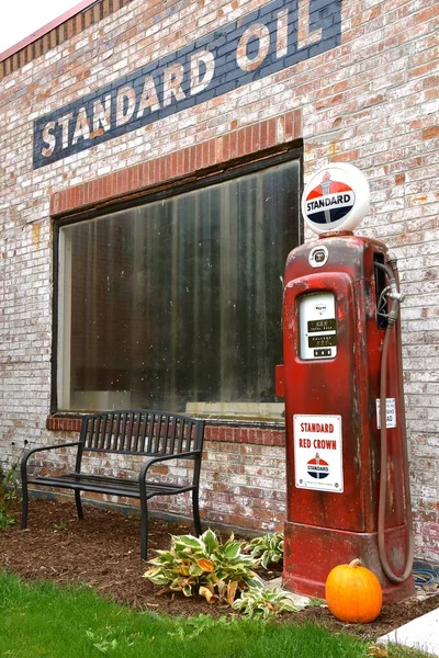 FARwell, MINNESOTA, 30 Eylül 2021 Bina ve benzin pompaları, 1870 yılında John D. Rockefeller tarafından kurulan bir Amerikan petrol üretim, arıtma ve pazarlama şirketi olan Standard Oil Co..