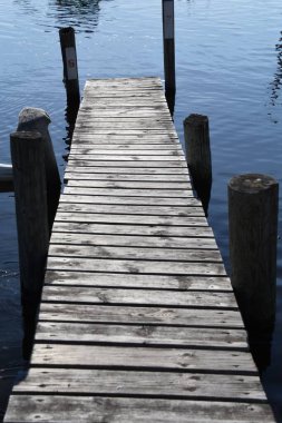 Yıpranmış ahşap iskele vücut suyuna doğru uzanıyor.