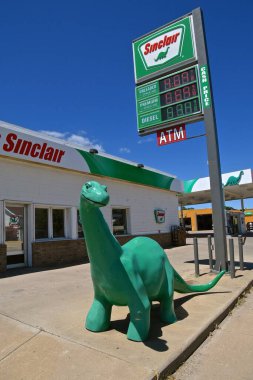 PIERRE, Güney DAKOTA, 26 Haziran 2022: Dino the Dinosaur Sinclair, Sinclair Petrol Şirketi 'nin maskotudur, Harry F. Sinclair tarafından 1916 yılında Sinclair Petrol ve Rafineri Şirketi olarak kurulmuştur.
