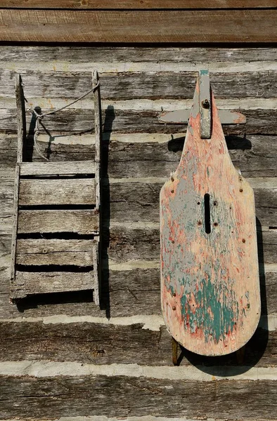 Several Very Old Sleds Downhill Sliding Hanging Side Log Cabin — Stock Photo, Image