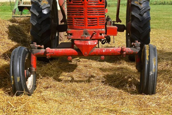 Široký Přední Červený Traktor Tahá Baylor Procesu Balení Slámy — Stock fotografie