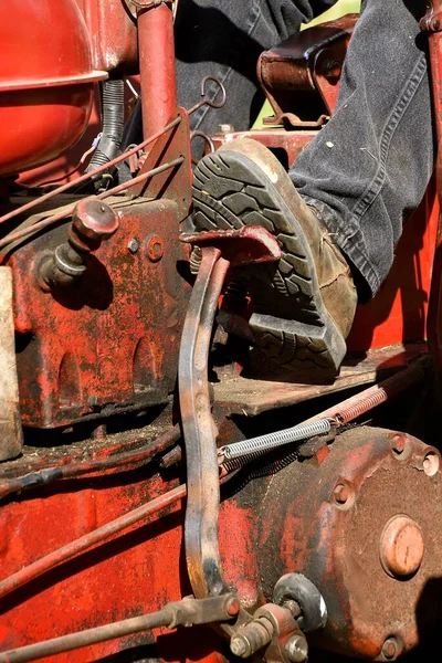 Opérateur Tracteur Pied Enfoncé Sur Embrayage Vieux Tracteur Arrêtant Ainsi — Photo