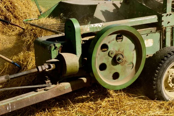 Uma Enfardadeira Verde Com Uma Roda Giratória Está Processo Enfardamento — Fotografia de Stock