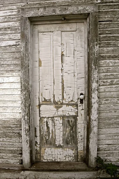 Çok Eski Beyaz Bir Kapının Derin Boya Çatlakları Parçalanma Sürecini — Stok fotoğraf