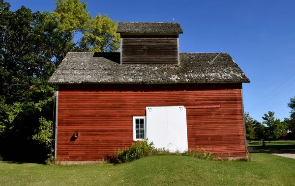 Old Red Farm Granary Sliding White Doors Coated Fresh Layer — Stock Photo, Image