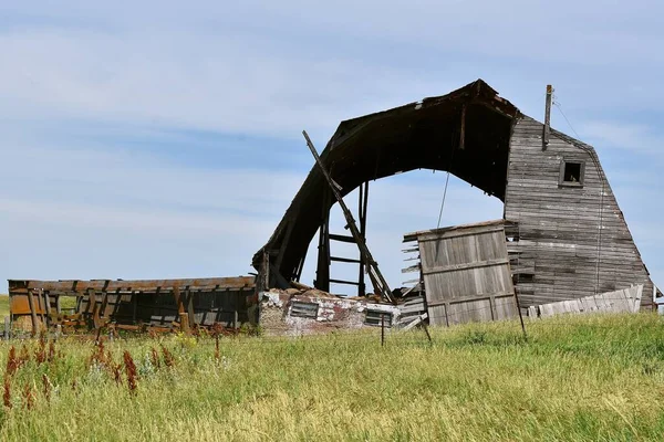 Les Restes Squelettiques Une Ancienne Grange Sont Prêts Effondrer — Photo