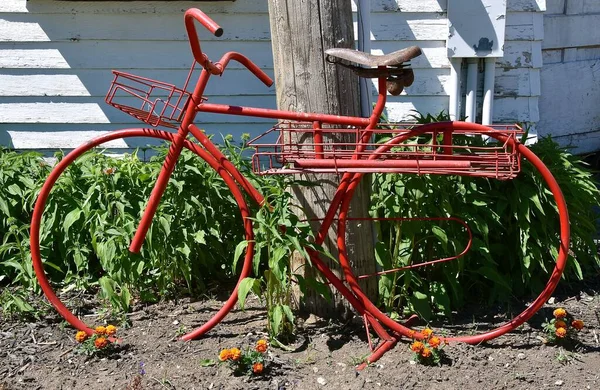 Uma Bicicleta Decorativa Com Rodas Aço Serve Como Item Decorativo — Fotografia de Stock