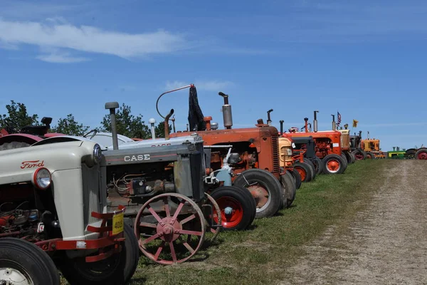 2022年9月1日 明尼苏达州劳拉格市劳拉格市 每年的Wcstr农场脱粒大会上都会展出各种拖拉机 其中包括老式拖拉机和福特牌拖拉机 每年的工作日周末都会有数千人参加 — 图库照片