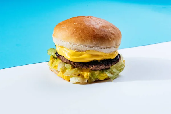 ブルーとホワイトを基調としたハンバーガーとチーズ — ストック写真