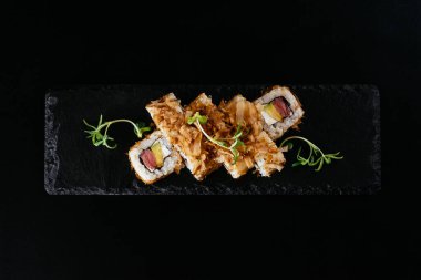 Suşi siyah arkaplanda ayarlandı