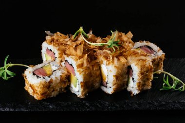 Suşi siyah arkaplanda ayarlandı