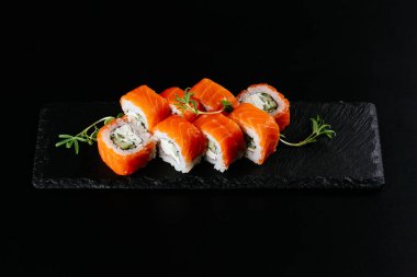 Avokado, somon ve sebzeli suşi rulosu. yiyecek konsepti