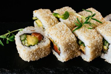 Suşi siyah arkaplanda ayarlandı