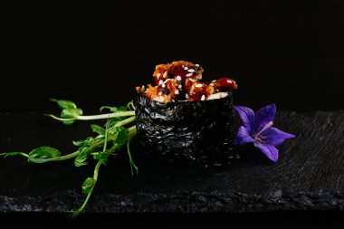 Siyah taş arka planda gunkan maki