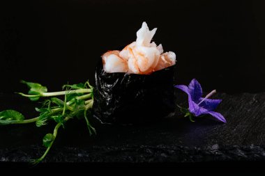 Siyah taş arka planda gunkan maki