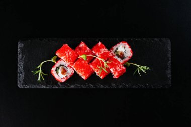 Suşi siyah arkaplanda ayarlandı