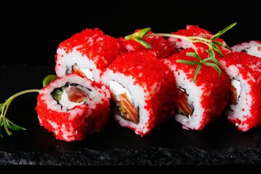 Somon ve avokadoyla suşi rulosu.